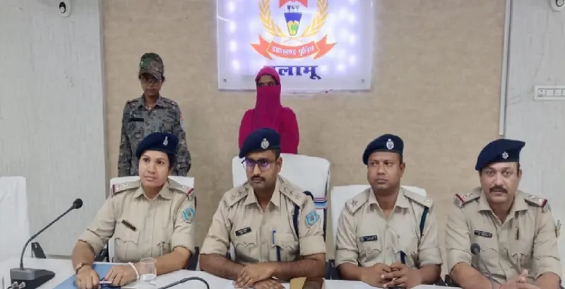 पलामू मर्डर केस का खुलासा, दंपति ने महिला की हत्या कर शव अस्पताल के पीछे फेंका, पत्नी गिरफ्तार