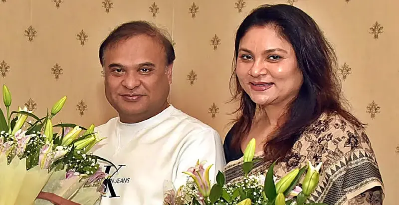 হিমন্ত-পত্নীর ৩টি পাসপোর্ট! পবন খেরার দিল্লির বাড়িতে হানা দিল অসম পুলিশ