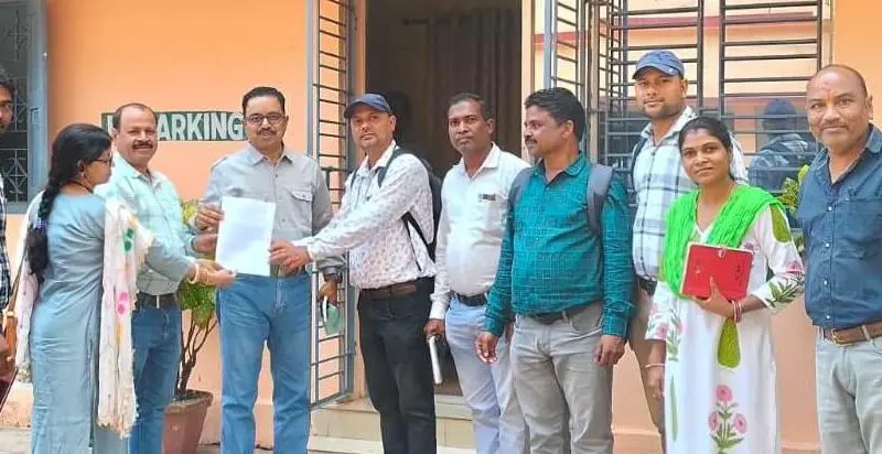 ଦରମା ବୃଦ୍ଧି ପାଇଁ ଏଫ୍ ଏମ୍ ୟୁର ସଂଯୋଜକଙ୍କ ଦାବିପତ୍ର ପ୍ରଦାନ