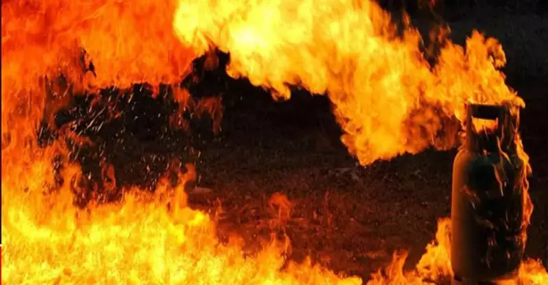 നെടുമങ്ങാട് വീട്ടില്‍ സൂക്ഷിച്ചിരുന്ന ഗ്യാസ് സിലിണ്ടര്‍ പൊട്ടിത്തെറിച്ച്‌ രണ്ടുപേര്‍ക്ക് പരിക്കേറ്റു