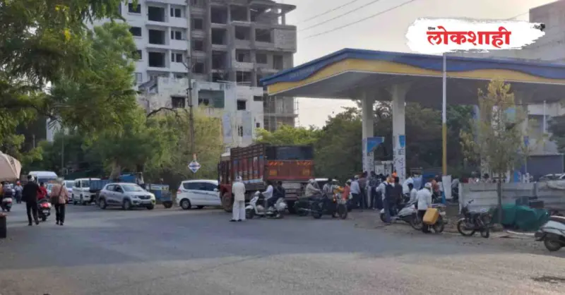 जळगाव डिझेलची टंचाई पेट्रोल पंपांवर रांगाच रांगा!