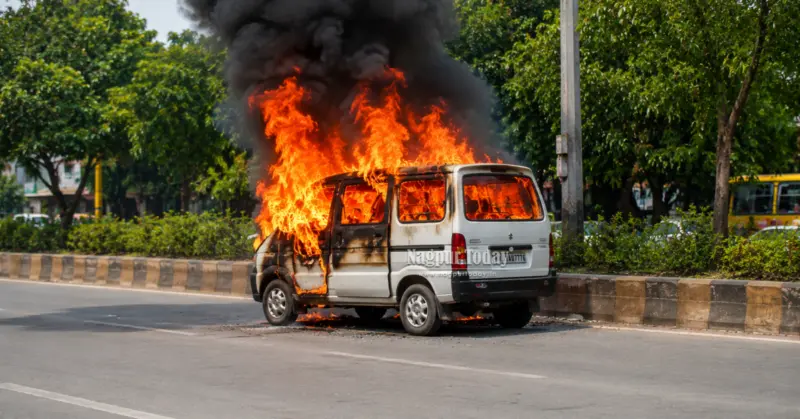 Moving Maruti Van Turns Into Fireball Near Wathoda Chowk | Dailyhunt