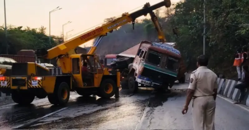 Fish Truck Overturns on Pune-Mumbai Motorway Near Khandala, Triggers Major Traffic Jam