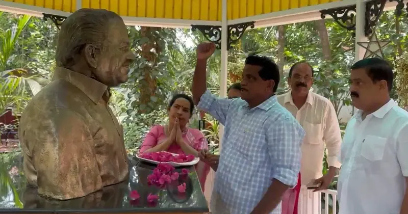 കോടിയേരിയുടെ വീട്ടില് സന്ദര്ശനം നടത്തി ടി കെ ഗോവിന്ദനും കുടുംബവും, പ്രതിമയില് പുഷ്പാര്ച്ചന നടത്തി, കുടുംബവുമായി കൂടിക്കാഴ്ച്ച നടത്തി