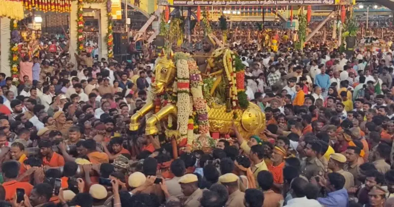 'கோவிந்தா' பக்தி கோஷம் விண்ணதிர... வைகை ஆற்றில் இறங்கினார் கள்ளழகர்... வைகையில் மக்கள் வெள்ளம்...!