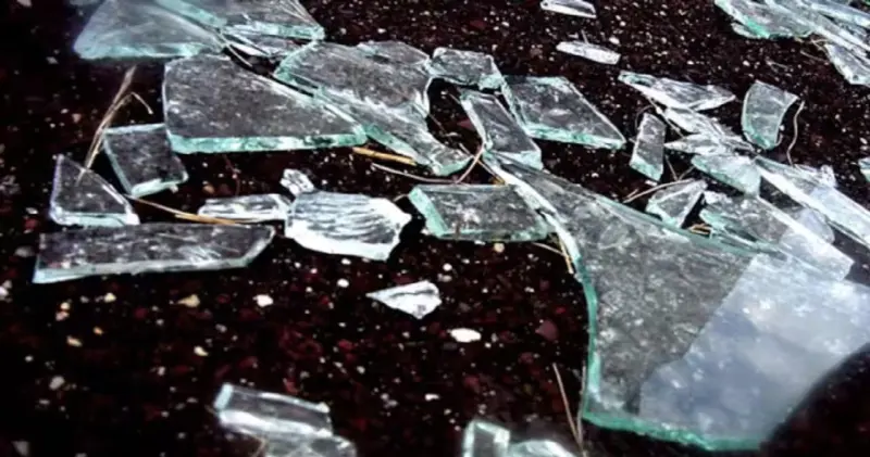 कांच का टूटना शुभ या अशुभ? वास्तु शास्त्र के अनुसार इसमें छिपा है धन लाभ का संकेत