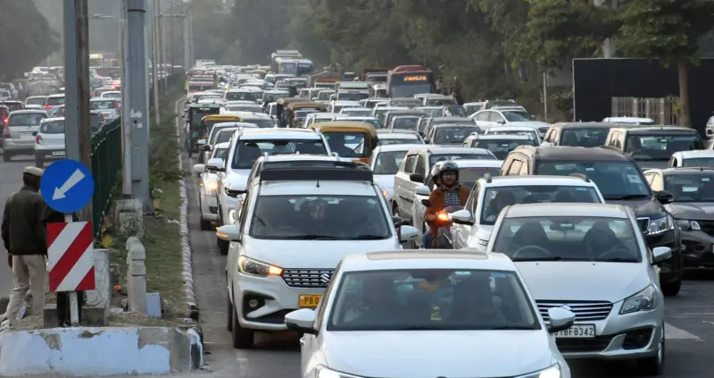 Measures discussed to streamline traffic flow  across Srinagar