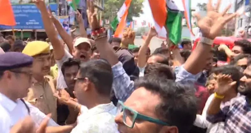 Amit Shah Forced to Switch Cars Amidst Violent Protests! High Drama Unfolds Near Mamata's Home