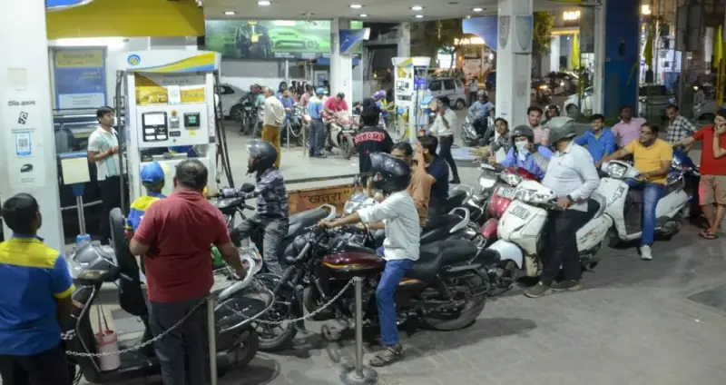 Fuel Price Hike: ৫-৭ দিনের মধ্যেই কি বদলাচ্ছে জ্বালানির রেট? আজই ট্যাঙ্ক ফুল করার আগে জানুন আসল খবর!