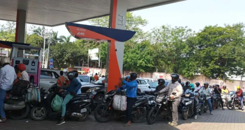 Panic buying triggers long queues at Ranchi petrol pumps