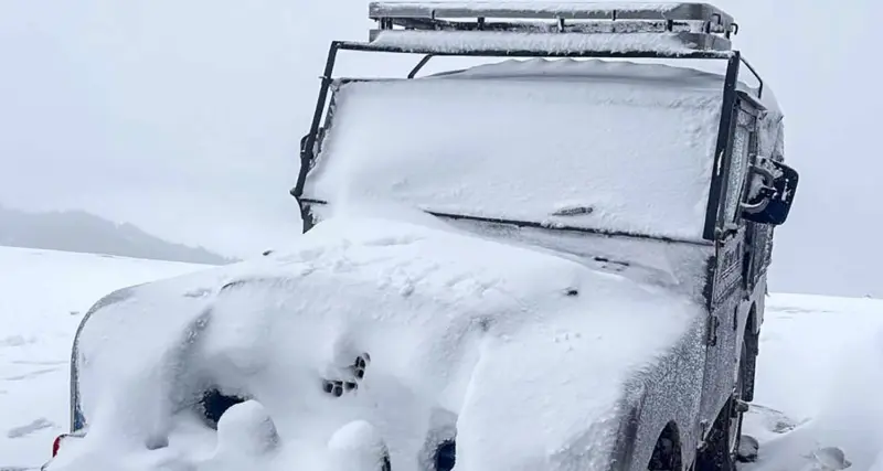 Unseasonal snowfall in Sandakphu leaves tourists stranded