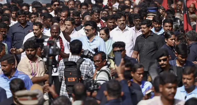 TN Chief Minister and DMK president MK Stalin conducts roadshow on last day of campaigning