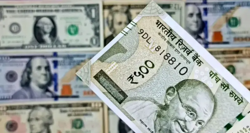 روپیہ ڈالر کے مقابلے میں تاریخی سطح پر گر گیا کیونکہ معاشی دباؤ میں اضافہ ہوا