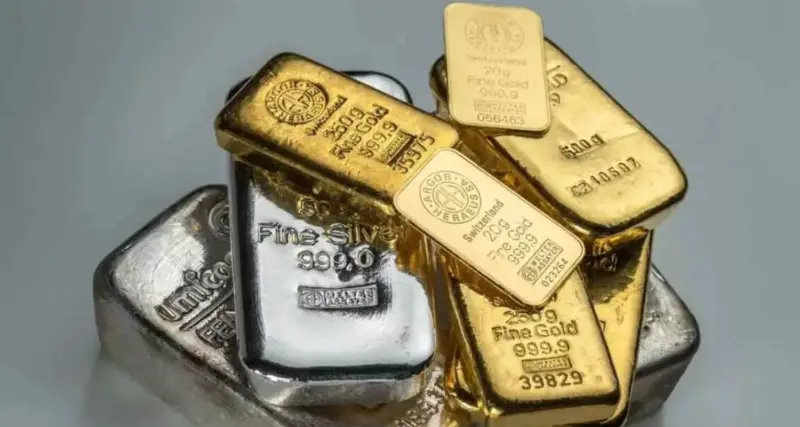 Silver declines ₹ 2,000, gold declines by ₹ 600