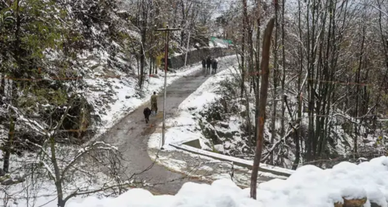Heavy rain, snowfall disrupt normal life in J&K