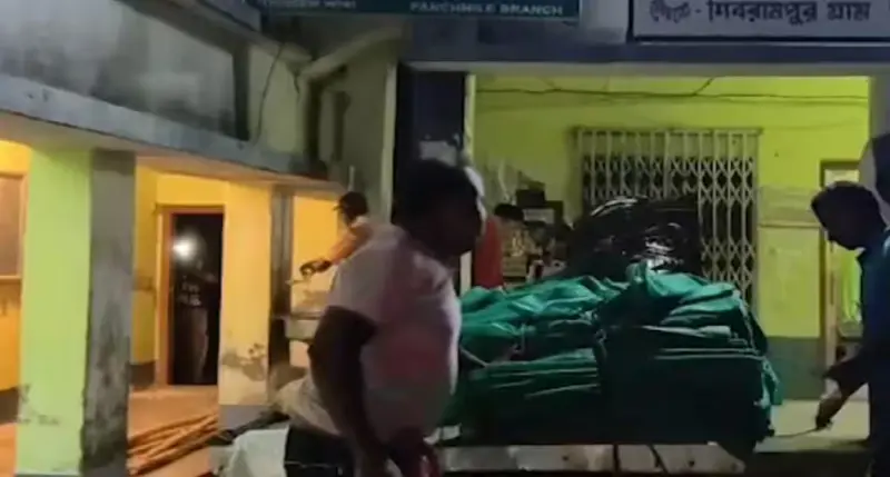 নামখানায় সরকারি ত্রাণ লুঠ! তৃণমূল নেতার গোডাউন থেকে উদ্ধার ত্রিপল-সার, পলাতক অভিযুক্ত