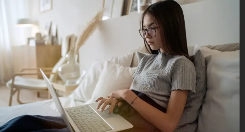 गोद में लैपटॉप रखकर काम? बन सकता है बीमारियों का बड़ा कारण!