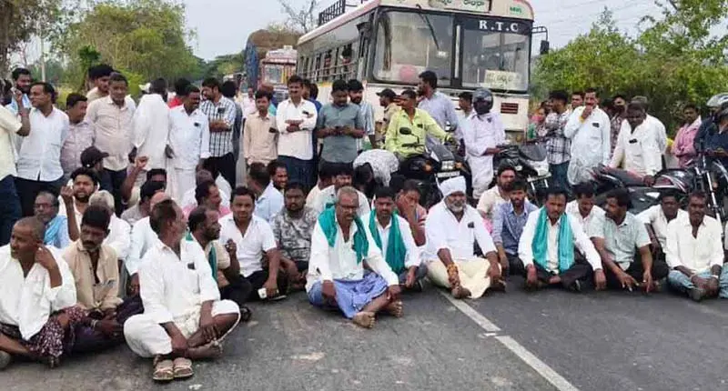 మక్కల కొనుగోళ్లు చేపట్టండి