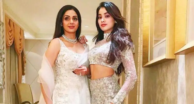 'মা-কে ঘরভাঙানি বলত লোকে', শ্রীদেবীর যন্ত্রণার কথা বলতে গিয়ে কান্নায় ভেঙে পড়লেন জাহ্নবী!
