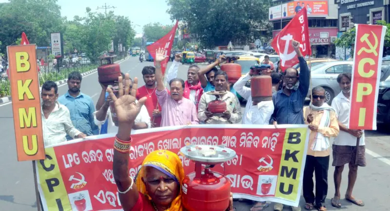 ଗ୍ରାହକ ଲୁଣ୍ଠନ ପାଇଁ ସରକାରୀକୃତ ଜାଳେଣି ଗ୍ୟାସ୍ ସଙ୍କଟ ସମାଧାନ ଦାବିରେ ସିପିଆଇ ଓ ବିକେଏମ୍‌ୟୁ ପକ୍ଷରୁ ବିକ୍ଷୋଭ