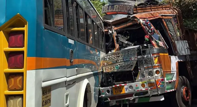 ಗುರುಪುರ: ಬಸ್ - ಲಾರಿ ನಡುವೆ ಅಪಘಾತ; ಚಾಲಕರಿಗೆ ಗಂಭೀರ ಗಾಯ