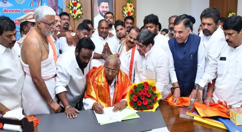 పదవీ బాధ్యతలు స్వీకరించిన వీహెచ్