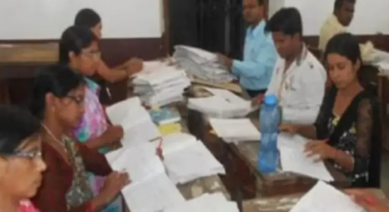 'सर प्लीज पास कर दीजिए वरना ब्रेकअप हो जाएगा', बोर्ड कॉपियों में लिखे मिले ऐसे-ऐसे मैसेज, टीचर्स का चकरा गया सिर