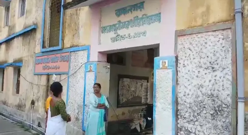 Diamond Harbour-এর ২৪৩ নম্বর বুথে পুনঃনির্বাচন চলছে, সকাল থেকেই ভোটারদের লাইন চোখে পড়েছে।