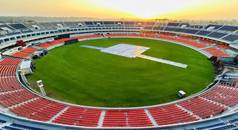 What is the lowest total defended at Mullanpur Stadium?