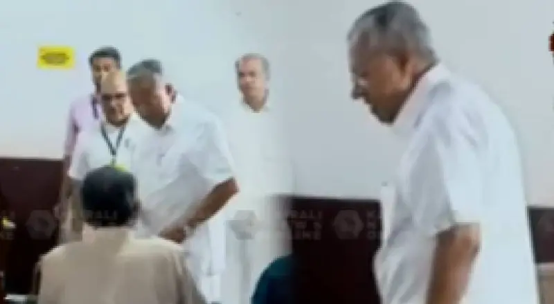 'നാടിൻ്റെ പുരോഗതിക്ക് എല്‍ഡിഎഫ് തുടരണം'; പിണറായി ആര്‍ സി അമല ബേസിക് സ്കൂളില്‍ കുടുംബസമേതമെത്തി വോട്ട് രേഖപ്പെടുത്തി മുഖ്യമന്ത്രി