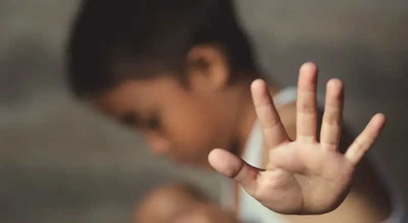 പുനലൂരില്‍ ആറാം ക്ലാസുകാരനെ തലകീഴായി കെട്ടിതൂക്കാന്‍ ശ്രമിച്ചെന്ന് പരാതി; കൊടുംക്രൂരത 500 രൂപ മോഷ്ടിച്ചെന്ന് ആരോപിച്ച്‌