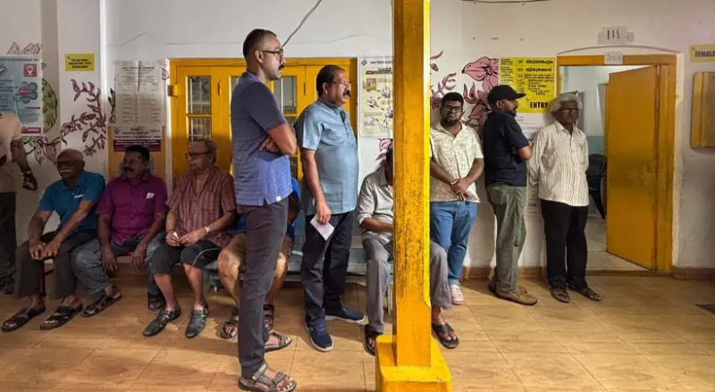 പുരുഷന്മാരേക്കാള്‍ കൂടുതല്‍ വനിതാ വോട്ടര്‍മാര്‍; പ്രവാസി വോട്ടും നിര്‍ണ്ണായകം; വോട്ടെടുപ്പ് പുരോഗമിക്കുന്നു, പോളിംഗ് ബൂത്തുകളില്‍ നീണ്ട ക്യൂ
