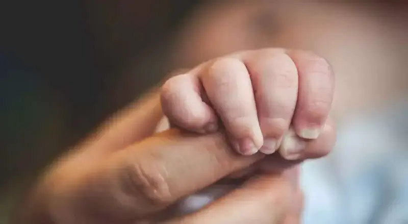 ഗര്‍ഭിണിയാണെന്ന് വീട്ടുകാര്‍ അറിഞ്ഞില്ല, യുവതി വീട്ടില്‍ പ്രസവിച്ചു; കട്ടിലിനടിയില്‍ കുഞ്ഞിന്റെ മൃതദേഹം