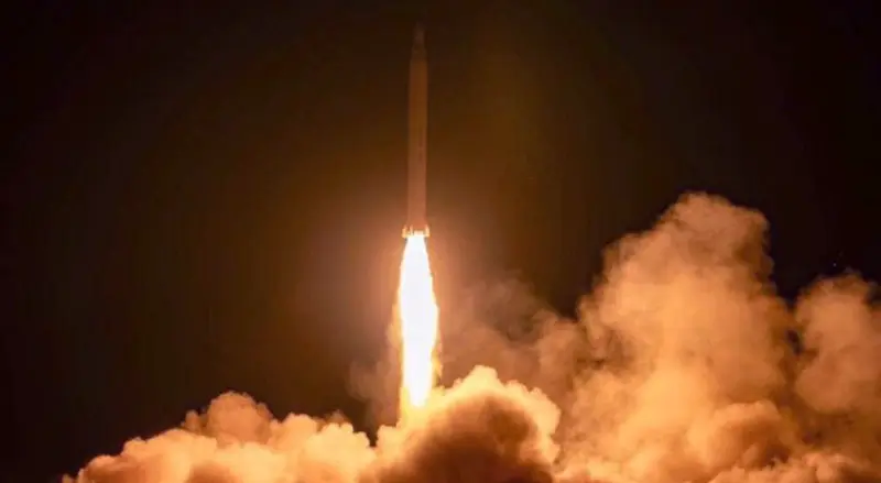 ഷാര്‍ജയില്‍ മിസൈലാക്രമണം! അല്‍ സുരയ്യ ടെലികോം ഓഫീസിന് നേരെ ആക്രമണം