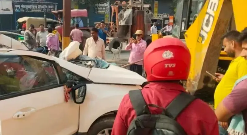 تیز رفتار کار قیامت بن گئی، جے سی بی سے ٹکراتے ہی اُڑ گئے پرخچے - ایک نوجوان جاں بحق، تین زندگی اور موت کی کشمکش میں