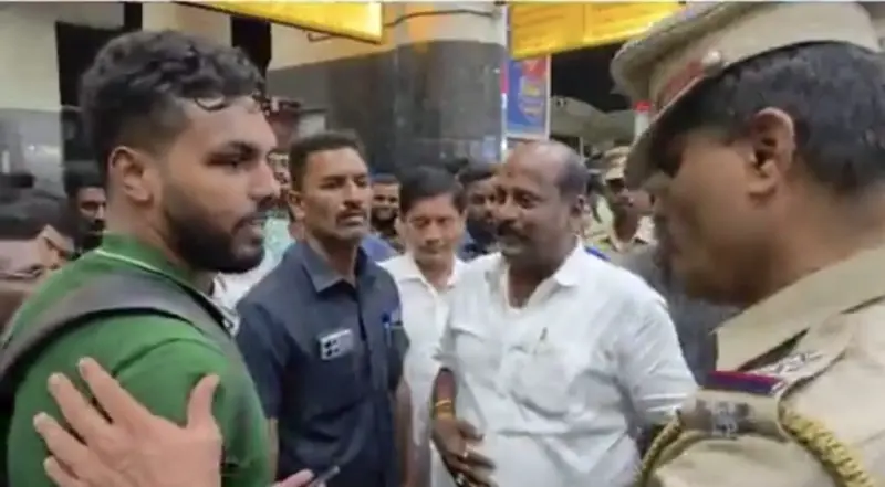 "நீ நல்லா சாப்பிட்டப்பா.. நான் இன்னும் சாப்பிடல" பஸ் வரலன்னு கேட்ட இளைஞர்.. அமைச்சர் கொடுத்த சர்ச்சையான பதில்..!!