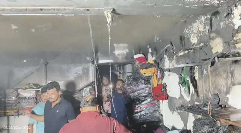 कणकवली बाजारपेठेत दुकानाला आग लागून मोठे नुकसान