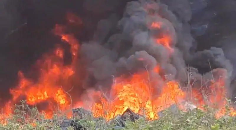 ঘনবসতিপূর্ণ এলাকায় অগ্নিকাণ্ডে আতঙ্ক, লক্ষাধিক টাকার ক্ষতিষ | Dailyhunt