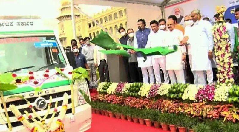 ಬೆಂಗಳೂರು: 120 ಆಯಂಬುಲೆನ್ಸ್​ಗಳಿಗೆ ಚಾಲನೆ ನೀಡಿದ ಸಿಎಂ!