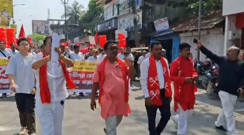 মিছিল করে ডুয়ার্স কন্যায় পৌঁছল বাম শিবির, জমা পড়ল নমিনেশন।