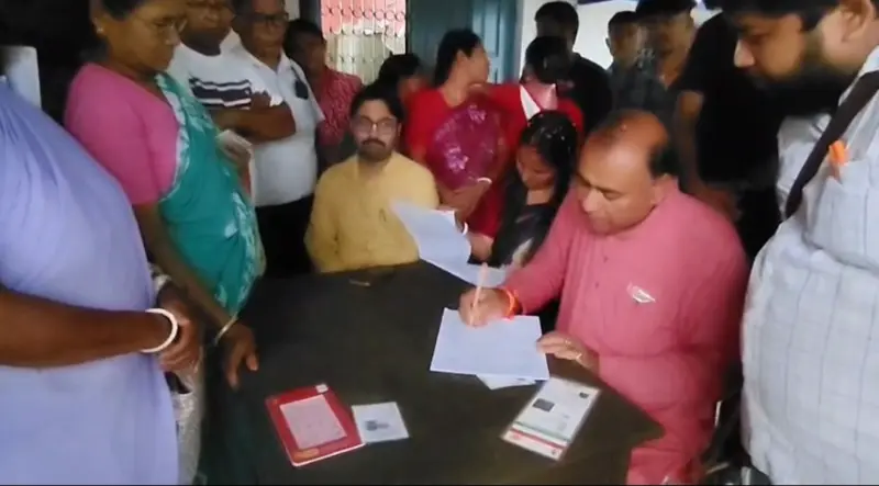 অন্নপূর্ণা ভান্ডার নিয়ে মহিলাদের মধ্যে উৎসাহ, নিজ হাতে ফর্ম পূরণ করালেন বিধায়ক।