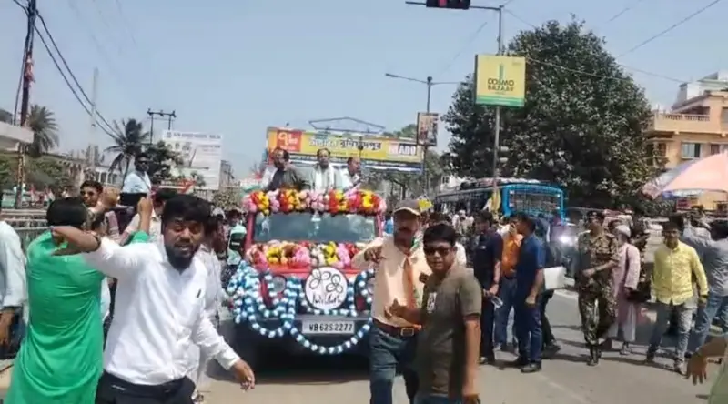 বুনিয়াদপুরে মিছিলের পর মনোনয়ন তৃণমূল প্রার্থীদের।