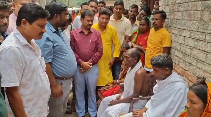 মানিকচকে তিন নাবালিকার মৃত্যুর ঘটনায় সমবেদনা জানাতে পৌঁছলেন বিজেপি বিধায়ক।