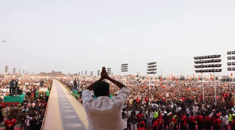 2 நாள் பிரச்சாரத்திலேயே கதிகலங்கிய திராவிட கட்சிகள்.. ஸ்டாலினும், எடப்பாடியும் 10 நாள் பிரச்சாரம் பன்றதும், விஜய் ஒரே ஒரு நாள் பிரச்சாரம் பன்றதும் ஒன்னு தான்.. இப்படி ஒரு தானா சேர்ந்த கூட்டத்தை தமிழக அரசியல் இதுவரை கண்டதில்லை.. விஜய் 2 தொகுதியிலும் ஜெயிச்சிட்டா திமுகவுக்கு அதைவிட அசிங்கம் எதுவும் இல்லை.. அரசியல் விமர்சகர்கள்..!