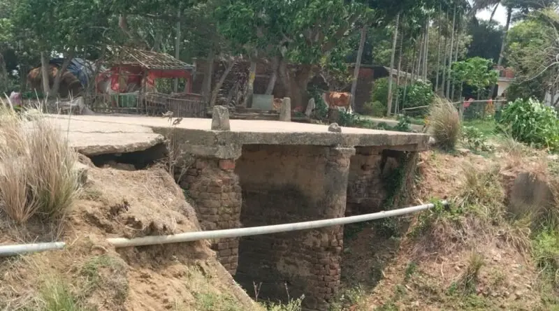 ରାସ୍ତା ଉପରେ ପୋଲ ନିର୍ମାଣ ପାଇଁ ମୁଖ୍ୟମନ୍ତ୍ରୀଙ୍କୁ ଅଭିଯୋଗ