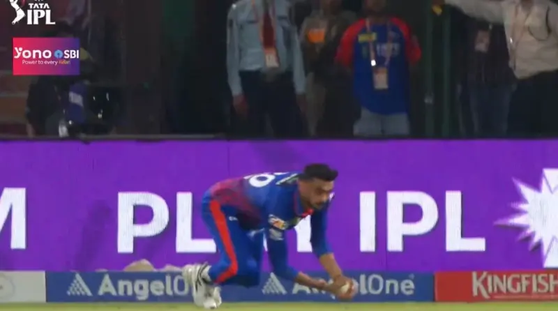 Watch: Axar Patel Takes Brilliant Diving Catch to Dismiss Riyan Parag in Mitchell Starc's Bowling