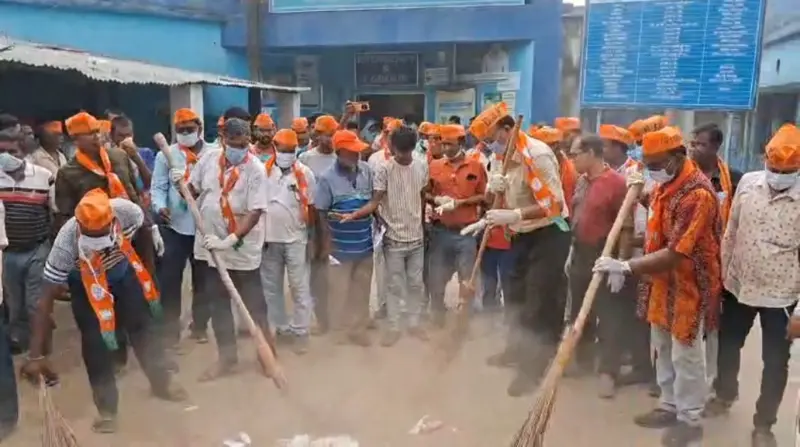ঝাড়ু হাতে হাসপাতাল চত্বর পরিষ্কারে নামলেন বৈষ্ণবনগরের বিধায়ক রাজু কর্মকার।