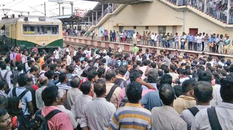 கிளாம்பாக்கம்: பயணிகள் வசதிக்காக. நீட்டிக்கப்பட்ட மின்சார ரெயில்கள்!