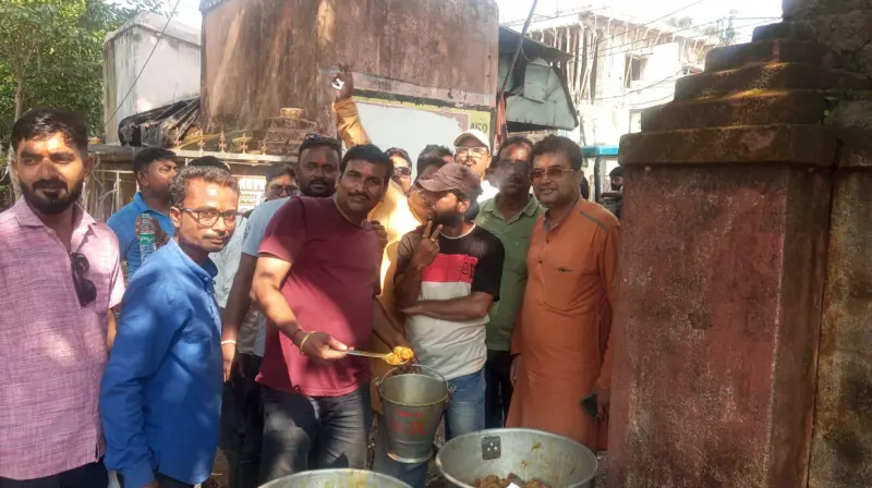 মাছ-ভাতের আসরে কর্মী-সমর্থক ও স্থানীয়দের মিলনমেলা।