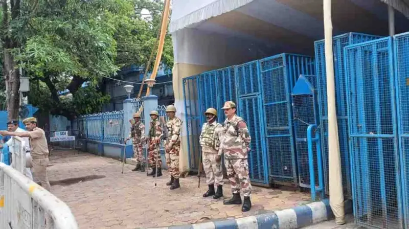 ভোরবেলা ফের উত্তেজনা ক্ষুদিরাম অনুশীলনে, ৮টি ব্যালট বক্স সিসিটিভিহীন রুমে ঢোকানোর অভিযোগ তৃণমূলের